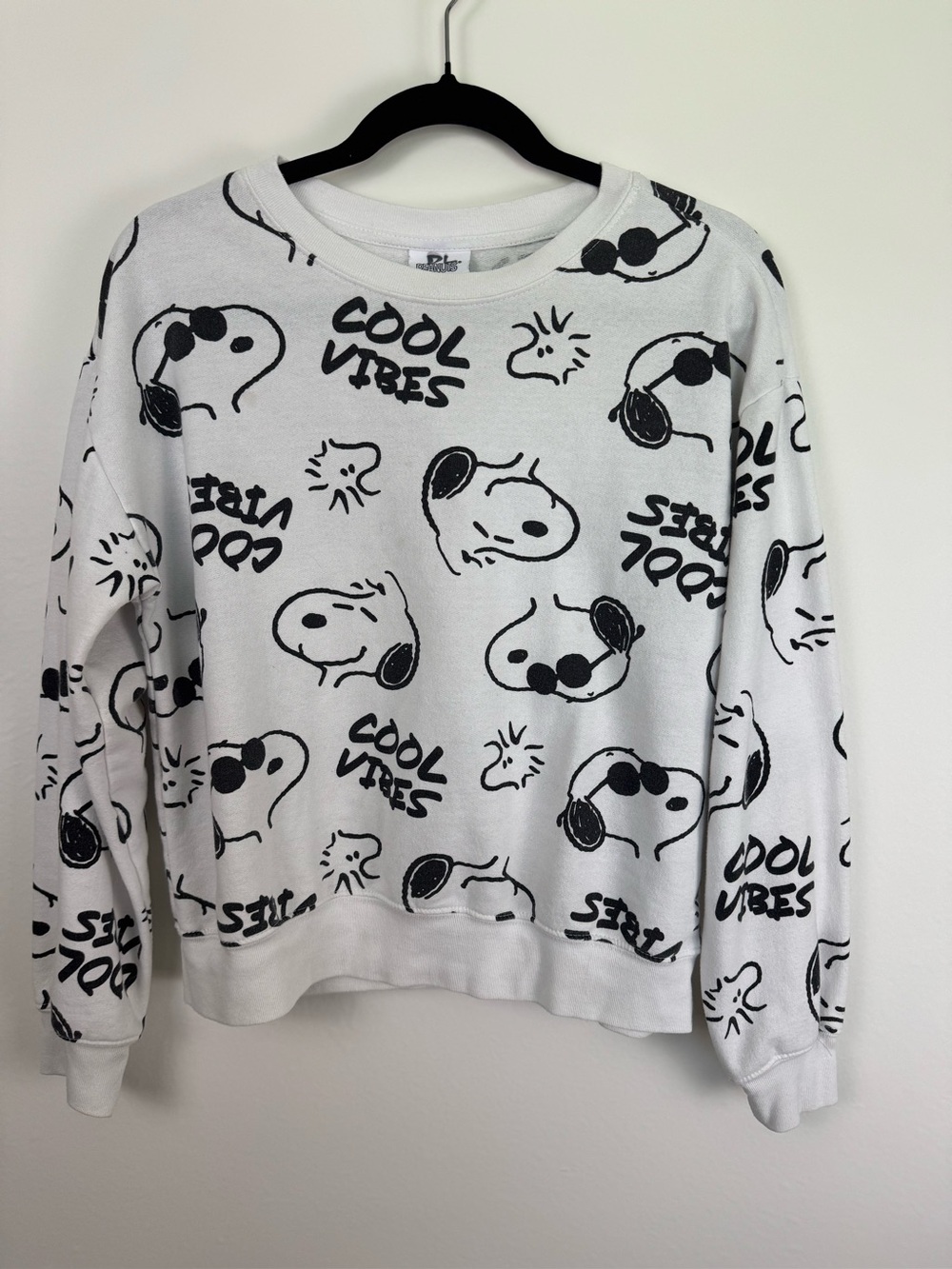 Peanuts Snoopy Cool Vibes Sweatshirt White Graphic Crewneck Women's Small‎